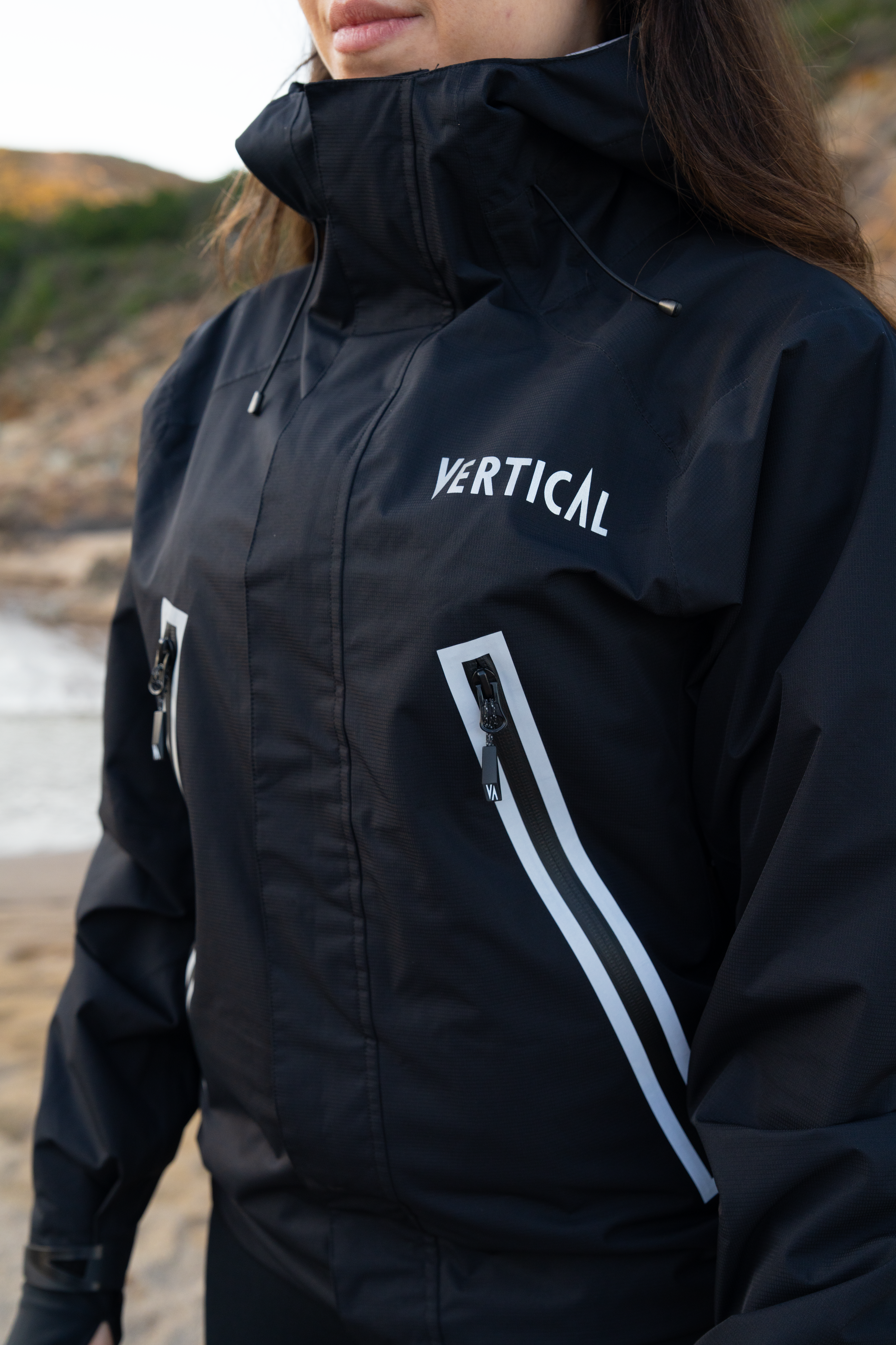 Affrontez la pluie et le vent avec nos vestes imperméables techniques. Membrane MP+ ultra-respirante et étanche pour le trail, la rando et le ski. Restez au sec, léger et protégé