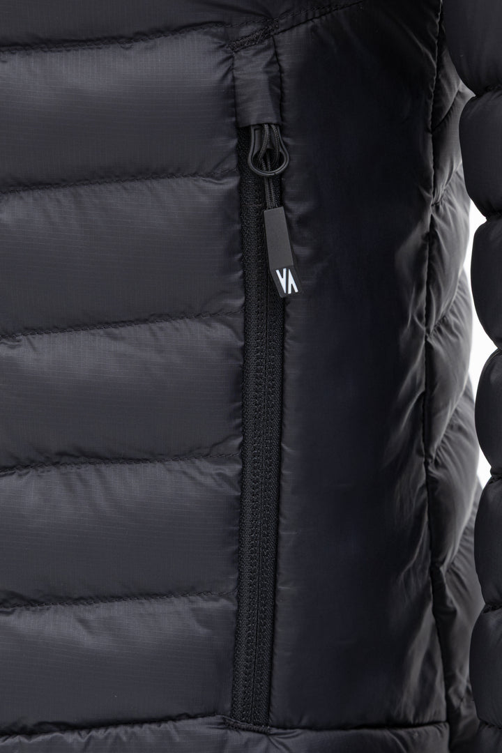 Veste extérieure fonctionnelle isolée avec Primaloft. Elle est légère, durable (100% nylon) et offre une grande liberté de mouvement. 
