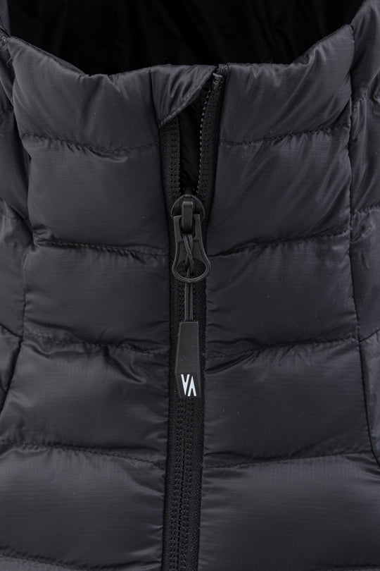 Veste extérieure fonctionnelle isolée avec Primaloft. Elle est légère, durable (100% nylon) et offre une grande liberté de mouvement. 