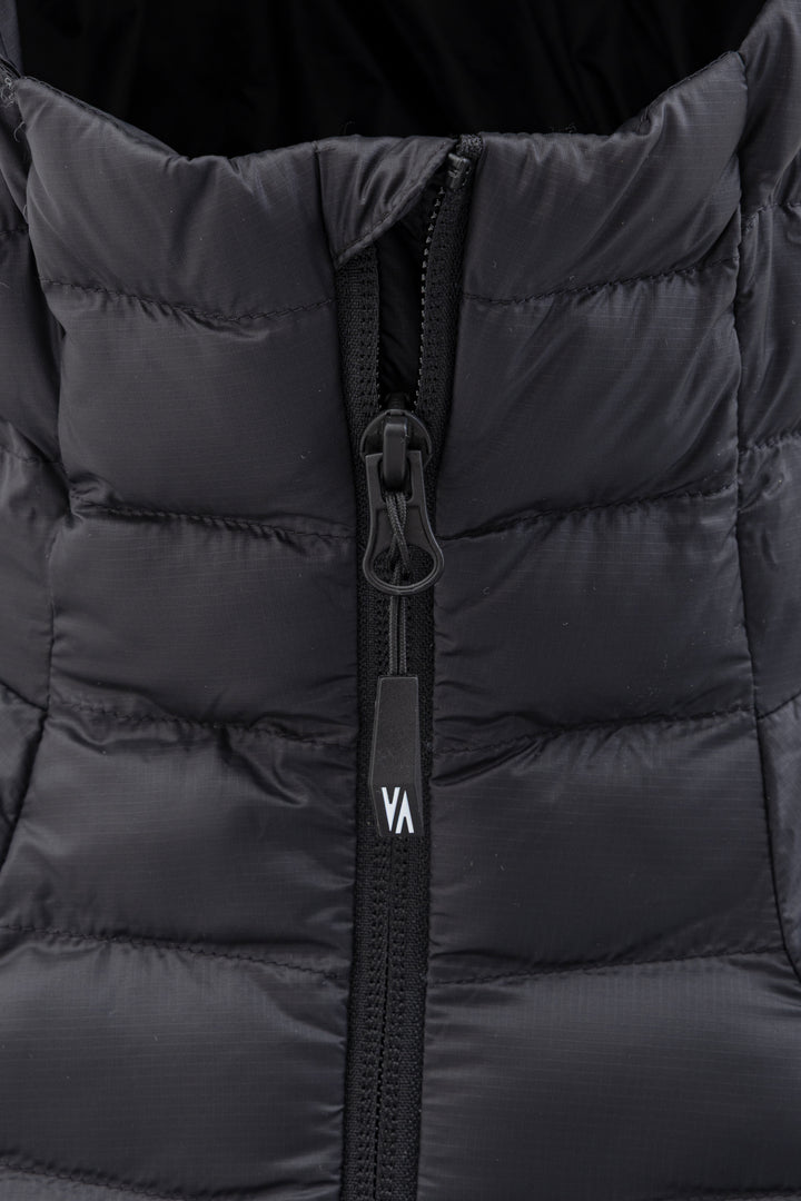 Veste extérieure fonctionnelle isolée avec Primaloft. Elle est légère, durable (100% nylon) et offre une grande liberté de mouvement. 