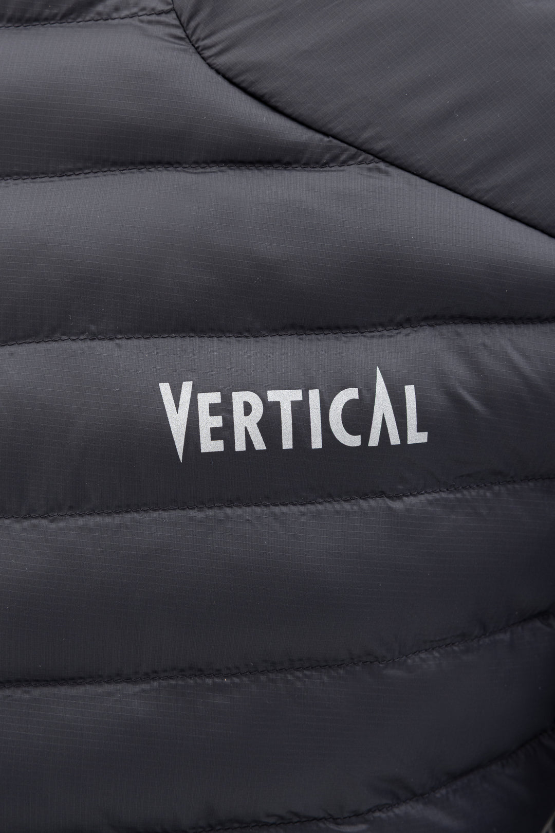 Veste extérieure fonctionnelle isolée avec Primaloft. Elle est légère, durable (100% nylon) et offre une grande liberté de mouvement. 
