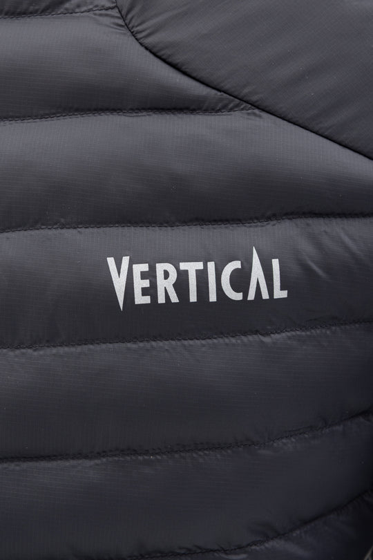 Veste extérieure fonctionnelle isolée avec Primaloft. Elle est légère, durable (100% nylon) et offre une grande liberté de mouvement. 
