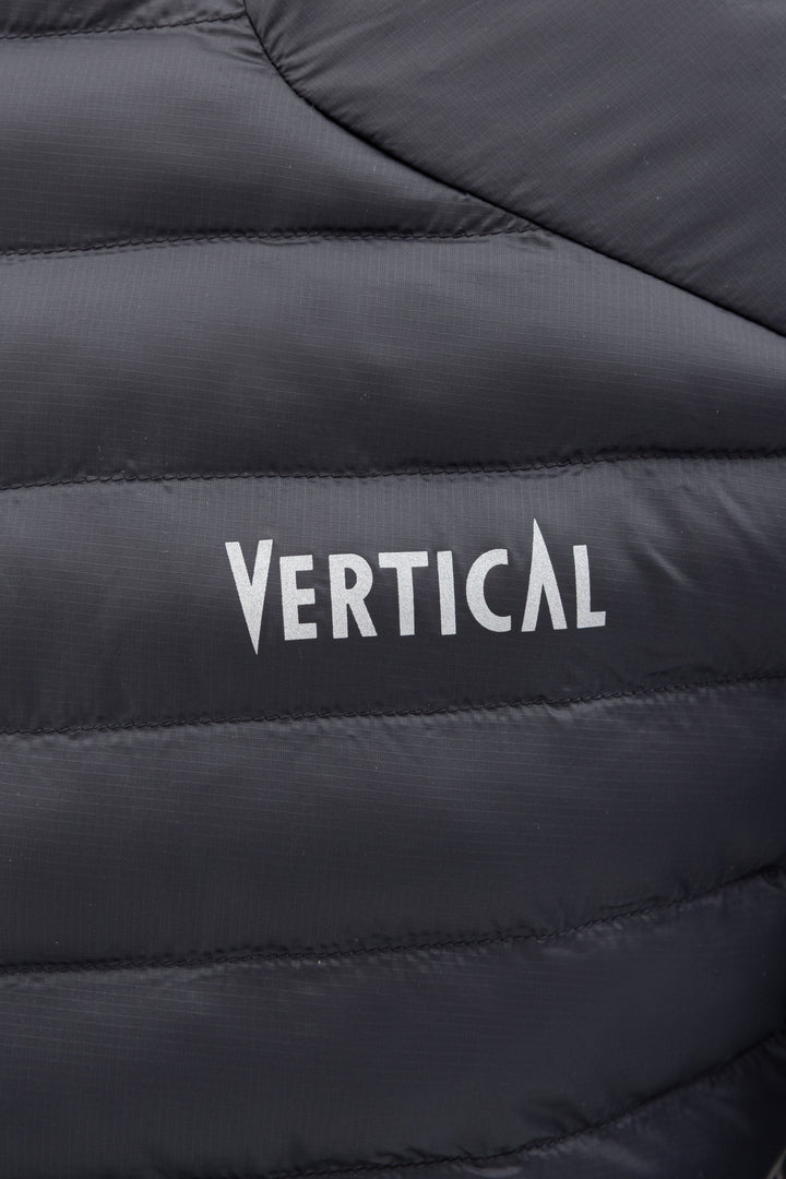 Veste extérieure fonctionnelle isolée avec Primaloft. Elle est légère, durable (100% nylon) et offre une grande liberté de mouvement. 
