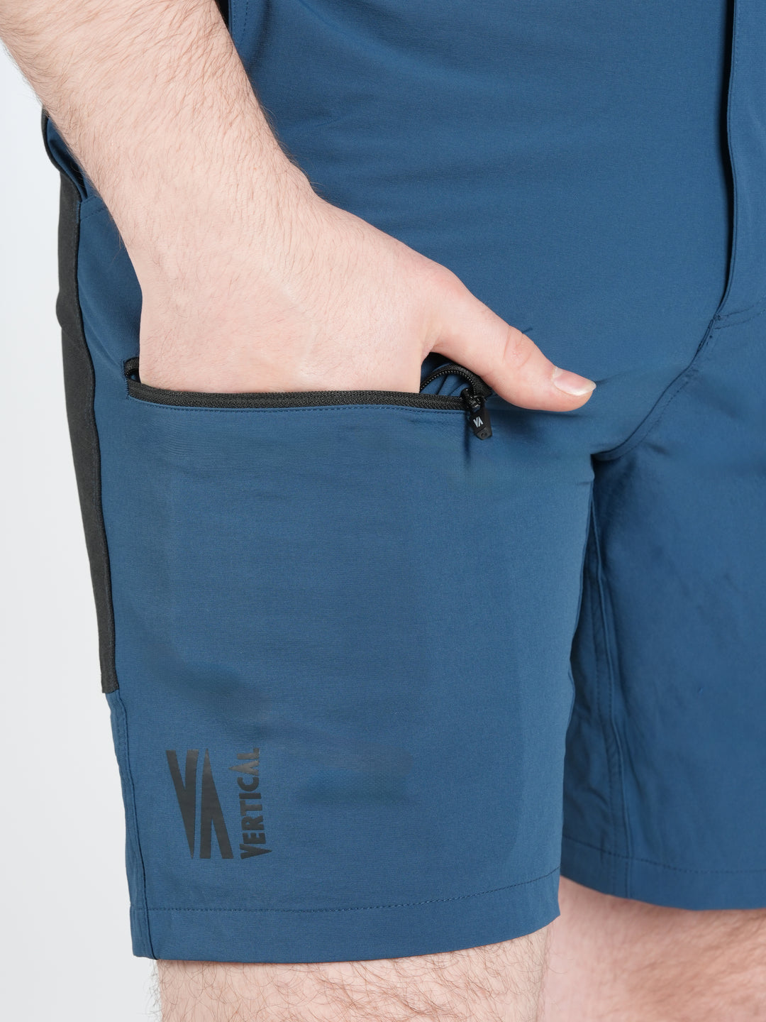 Short technique Alpine Vertical – tissu stretch déperlant, idéal pour la randonnée et les activités outdoor en montagne
