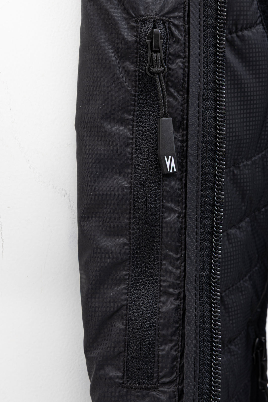 Aeroquest Hybrid veste isolante femme - détail des zips résistants à l'eau et ouvertures pour pouces