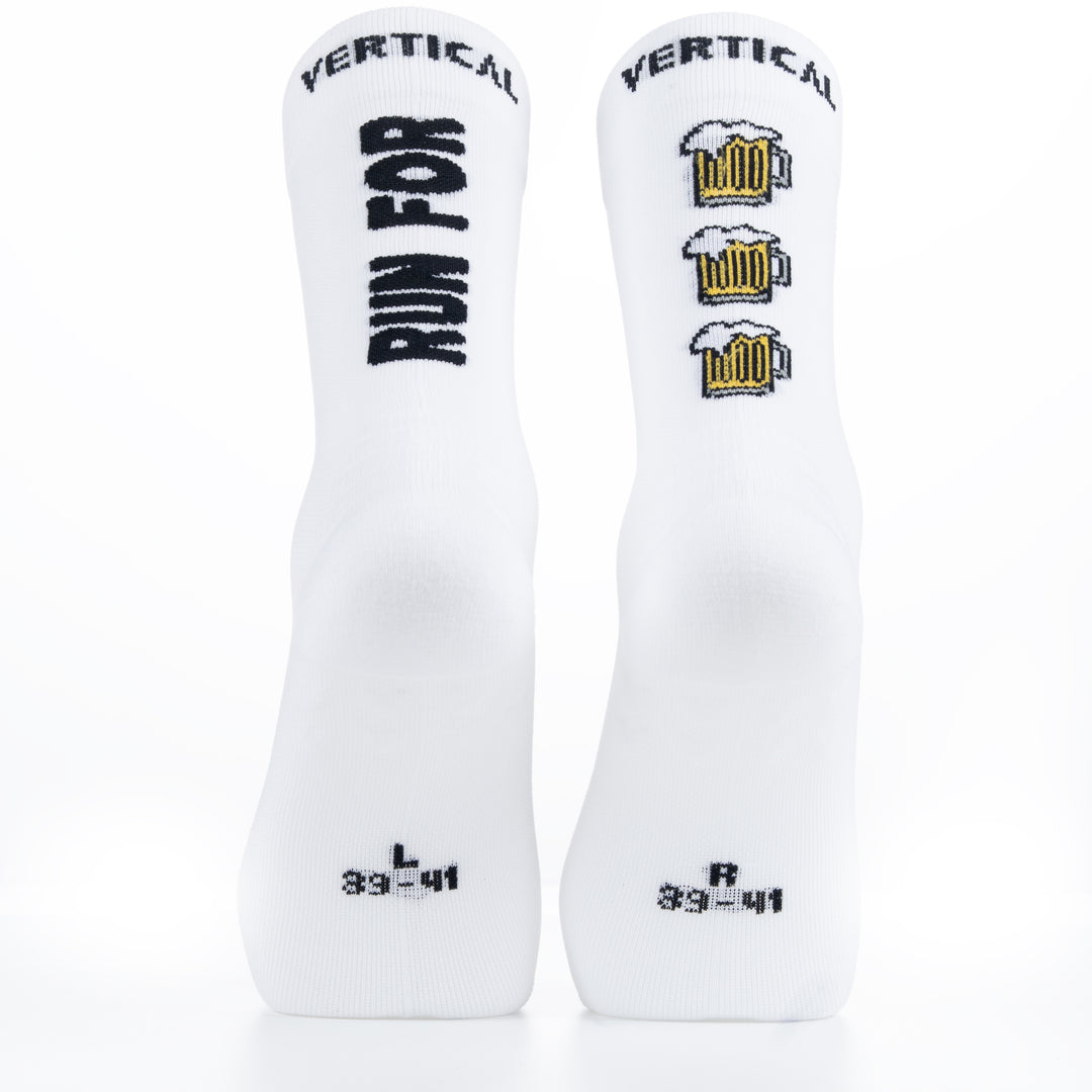 Découvrez les Run for Beer Socks de Vertical : chaussettes fun et originales, parfaites pour running ou comme cadeau unique pour sportifs et amateurs de bière.