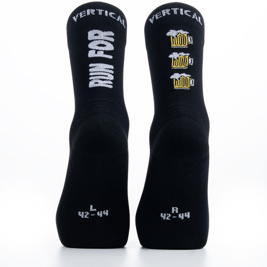 Découvrez les Run for Beer Socks de Vertical : chaussettes fun et originales, parfaites pour running ou comme cadeau unique pour sportifs et amateurs de bière.