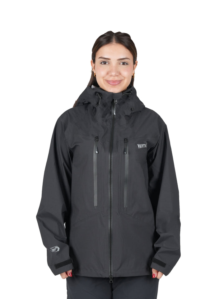 Veste Windy MP+ Vertical Femme – imperméable membrane MP+ 3 couches nylon recyclé 20K/20K, coutures thermosoudées et capuche réglable, idéale pour la randonnée et le ski