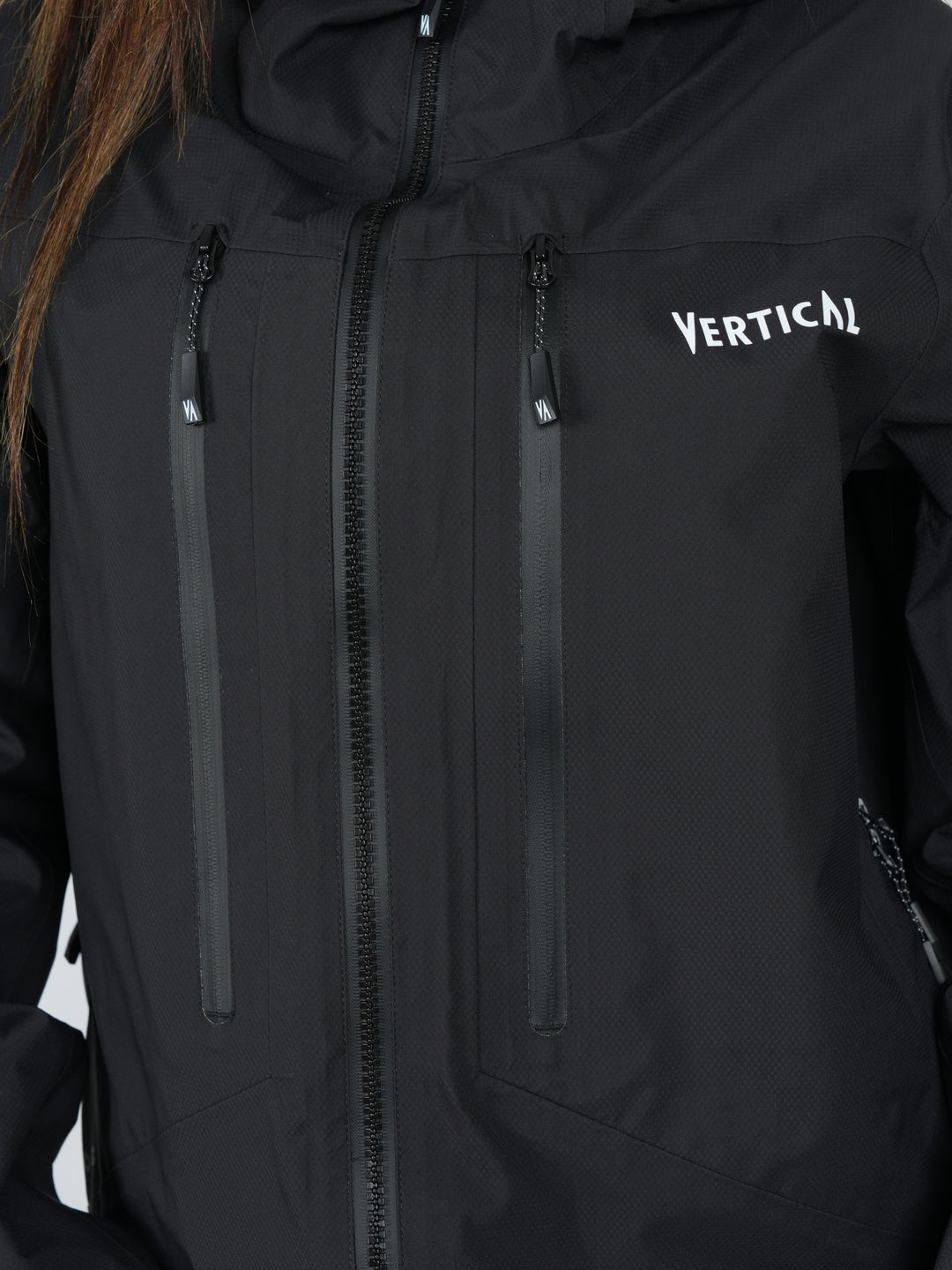 Veste Windy MP+ Vertical Femme – imperméable membrane MP+ 3 couches nylon recyclé 20K/20K, coutures thermosoudées et capuche réglable, idéale pour la randonnée et le ski