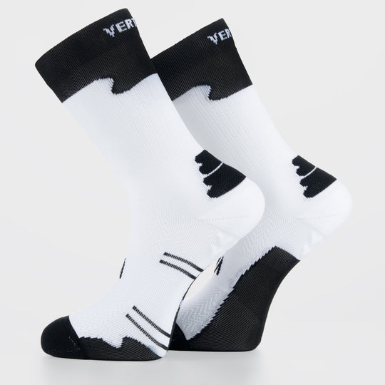 Chaussettes Verderby Vertical – design minimaliste élégant, fils techniques respirants, renforts voûte plantaire et cheville, idéales pour la course et la marche