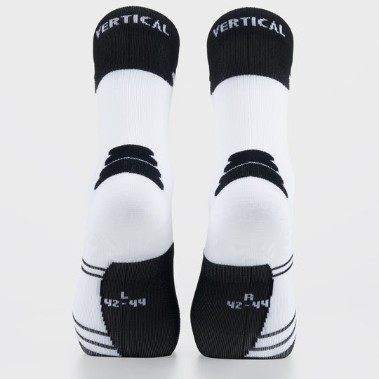 Chaussettes Verderby Vertical – design minimaliste élégant, fils techniques respirants, renforts voûte plantaire et cheville, idéales pour la course et la marche